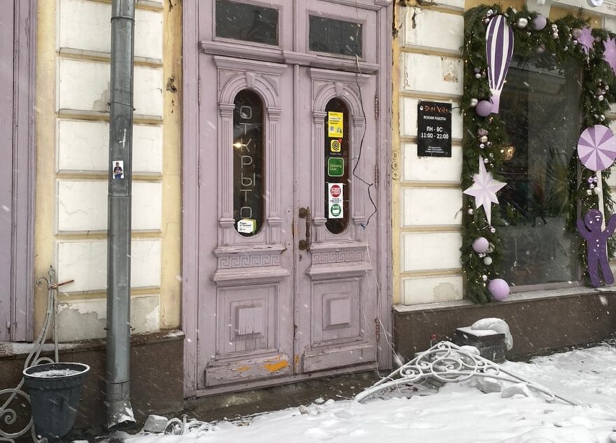 В Твери по факту падения льда на козырек кафе возбудили уголовное дело В Твери по факту падения льда на козырек кафе возбудили уголовное дело
