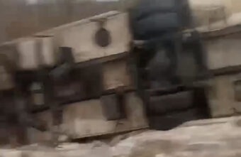 На дороге в Тверской области вторые сутки в канаве лежит фура