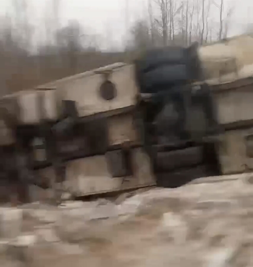 На дороге в Тверской области вторые сутки в канаве лежит фура