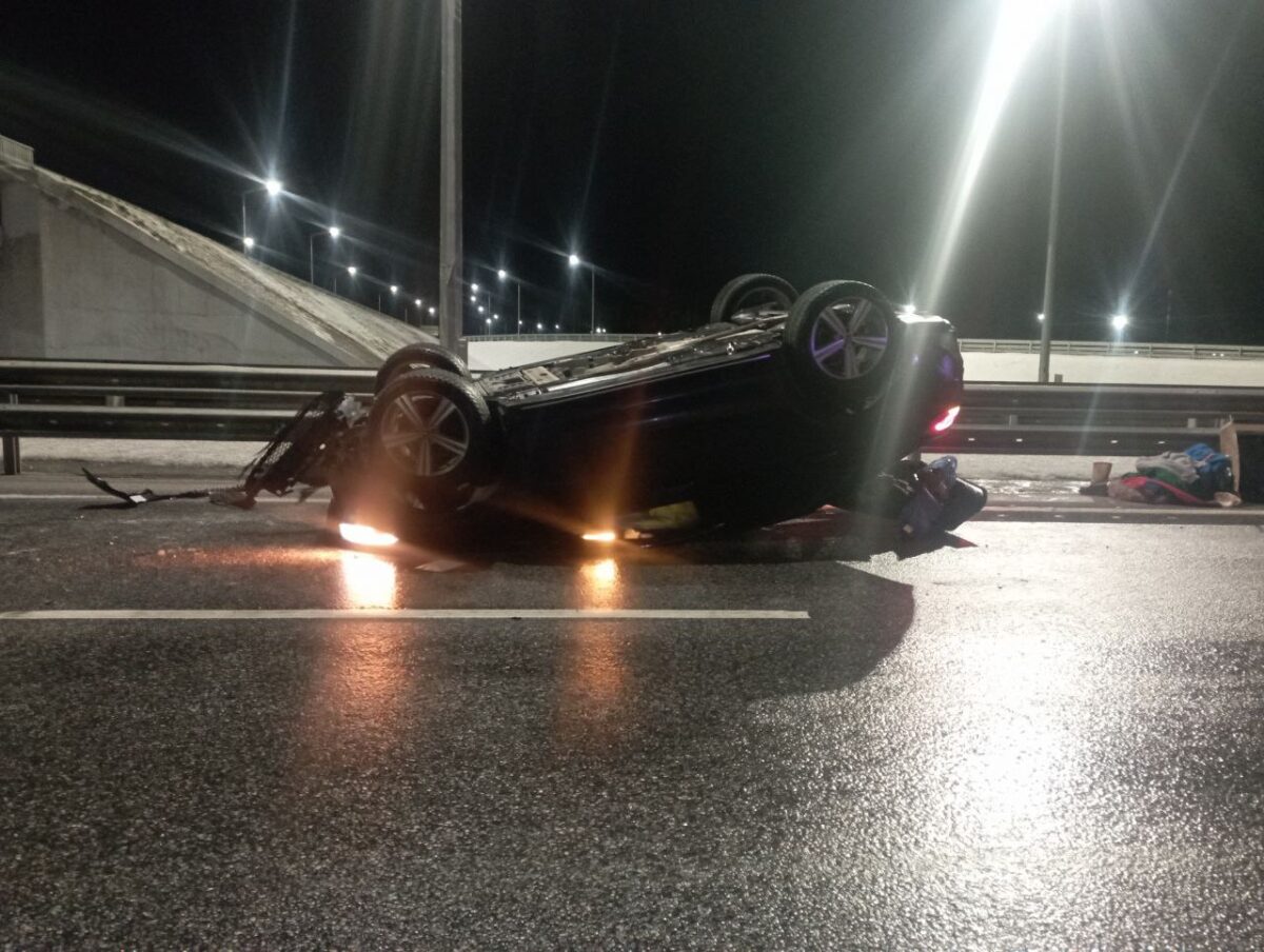 На скоростной трассе в Тверской области перевернулся «Мерседес»