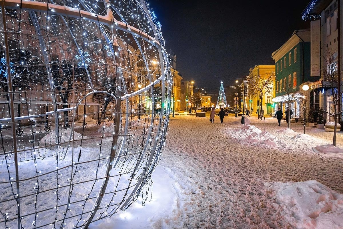 В Твери начали убирать новогодние елки и снимать праздничную иллюминацию