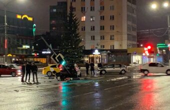 В центре Твери произошла авария, при которой снесли светофор В центре Твери произошла авария, при которой снесли светофор