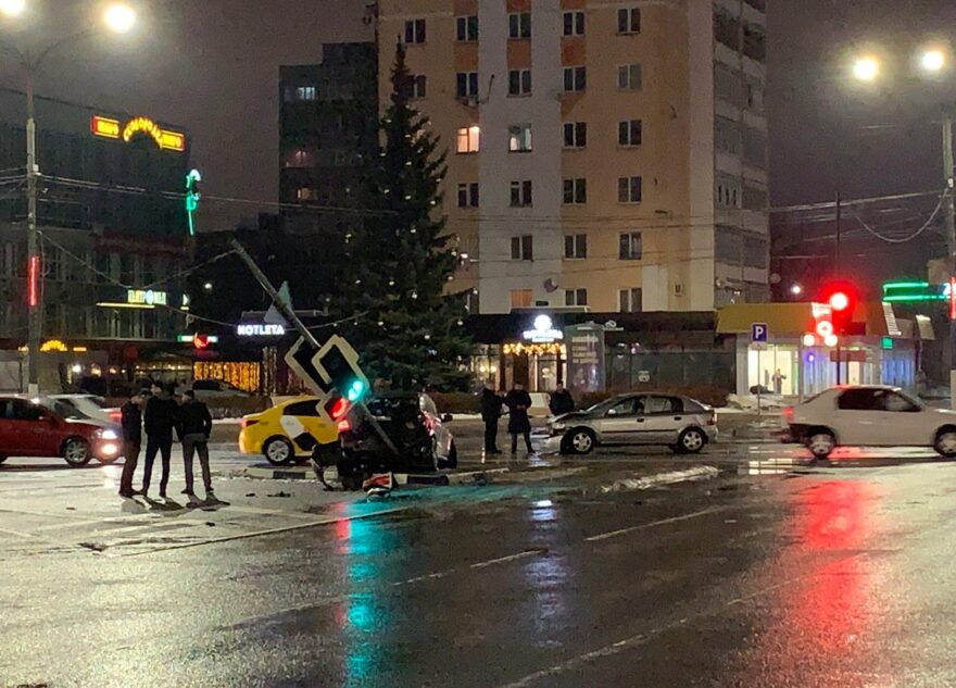 В центре Твери произошла авария, при которой снесли светофор В центре Твери произошла авария, при которой снесли светофор