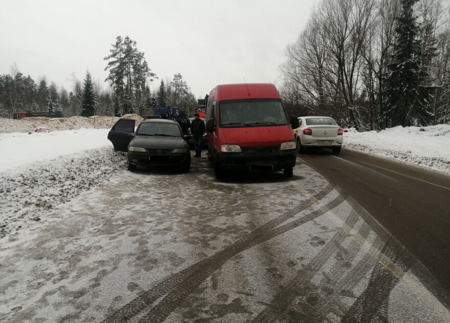 При массовом ДТП под Тверью пострадали два человека