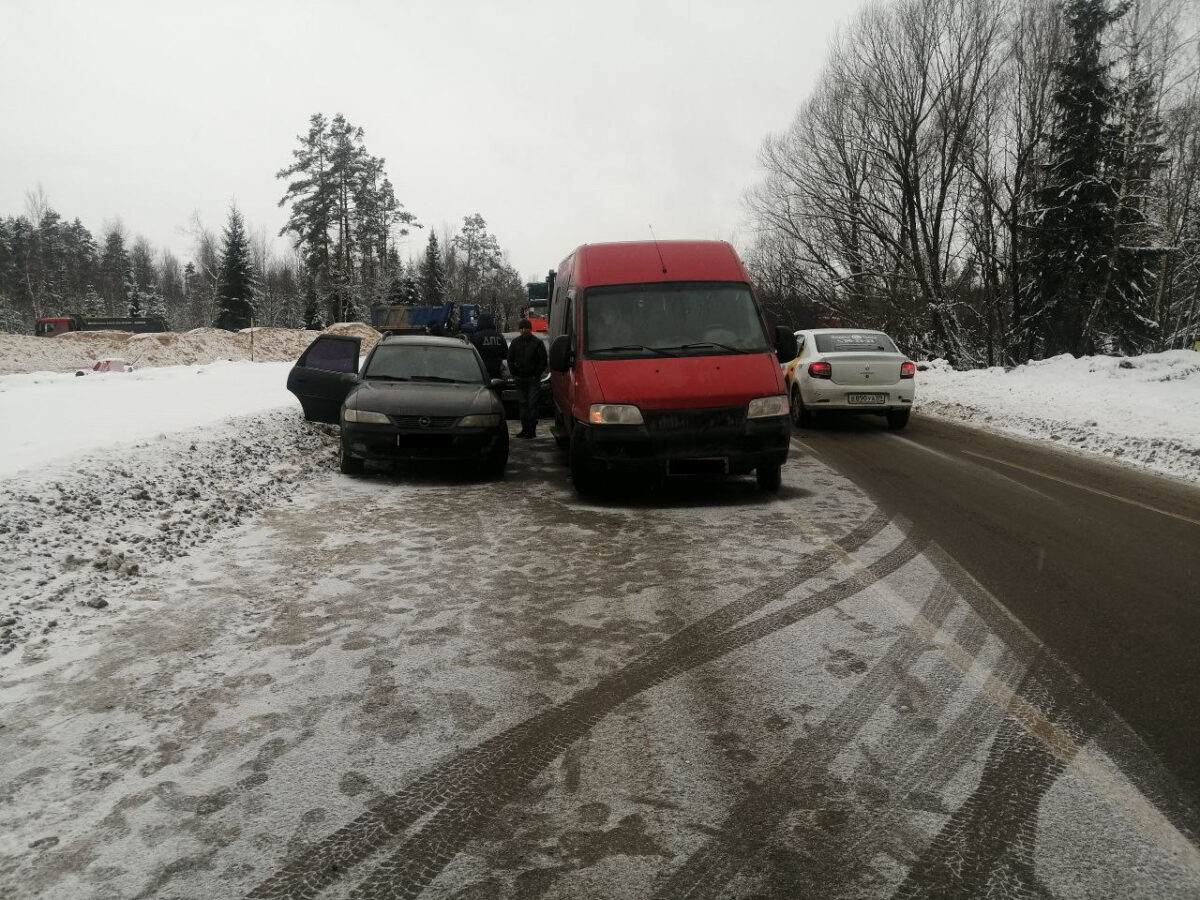 При массовом ДТП под Тверью пострадали два человека