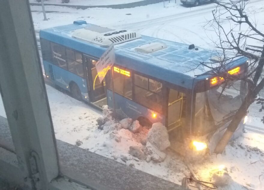 Следователь СК проводит проверку по факту ДТП с участием автобусов в Твери Следователь СК проводит проверку по факту ДТП с участием автобусов в Твери