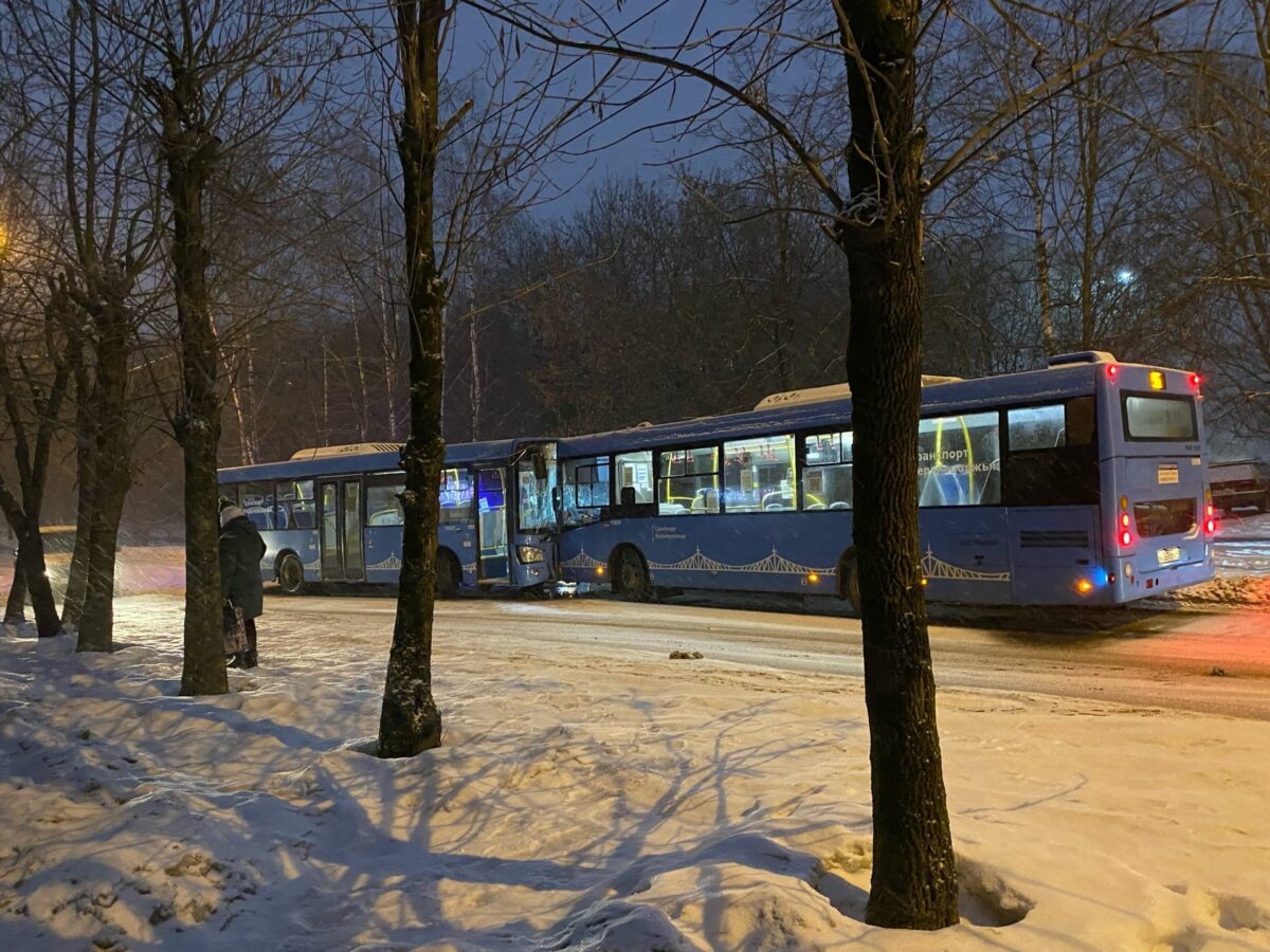 Следователь СК проводит проверку по факту ДТП с участием автобусов в Твери
