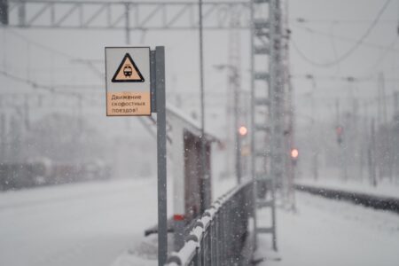 Мужчина погиб под колёсами поезда в Тверской области