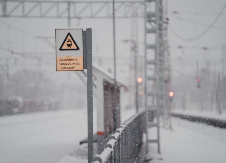 Мужчина погиб под колёсами поезда в Тверской области