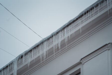 Крыши школ и детсадов в Тверской области заставили очистить от наледи