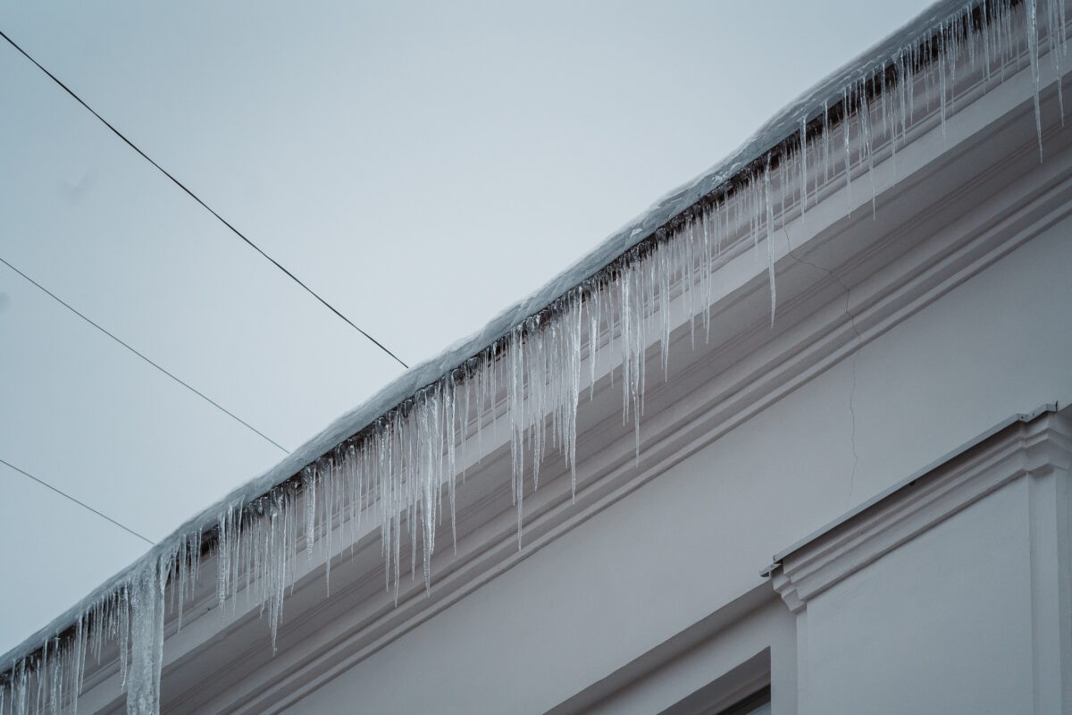 Крыши школ и детсадов в Тверской области заставили очистить от наледи