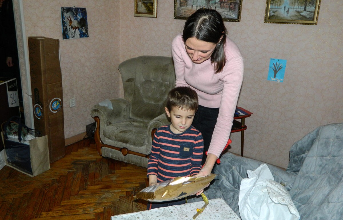 Губернатор Тверской области съездил в Запорожье, чтобы вручить подарок ребёнку