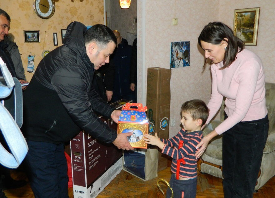 Губернатор Тверской области съездил в Запорожье, чтобы вручить подарок ребёнку