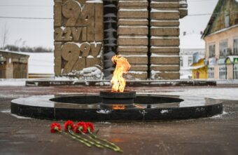 Дмитрий Патрушев и Игорь Руденя возложили цветы к Обелиску Победы в Бежецке