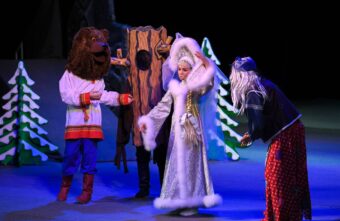Юные артисты представили спектакль «Морозко» на большой сцене Тверского драмтеатра