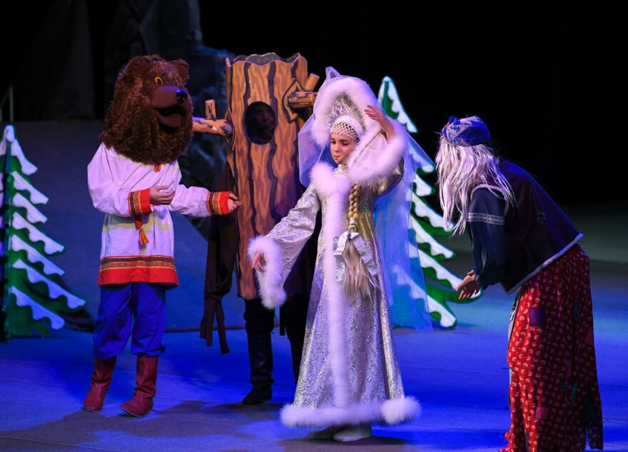 Юные артисты представили спектакль «Морозко» на большой сцене Тверского драмтеатра