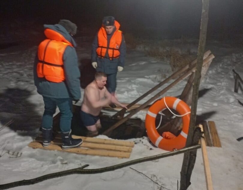 Глава округа в Тверской области приехала ночью к крещенской проруби