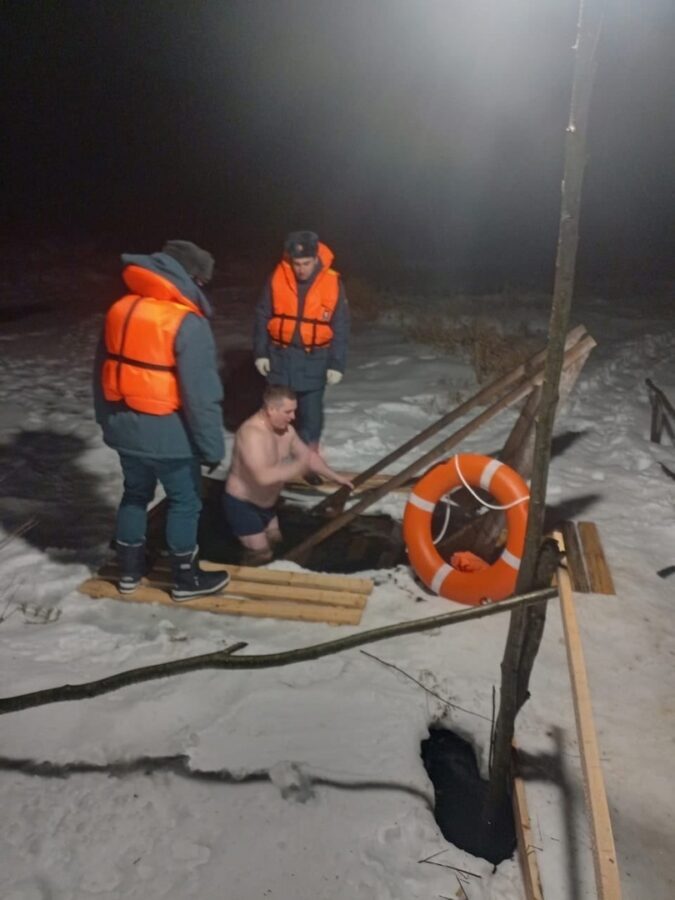Глава округа в Тверской области приехала ночью к крещенской проруби