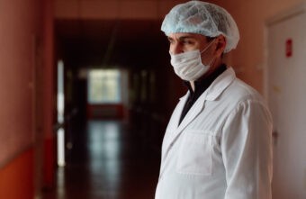 Врач рассказал, что сейчас опаснее: грипп или коронавирус