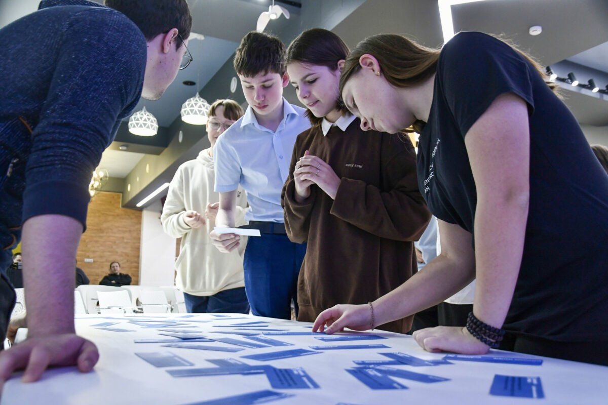 Для школьников Тверской области провели урок по безопасному поведению в соцсетях