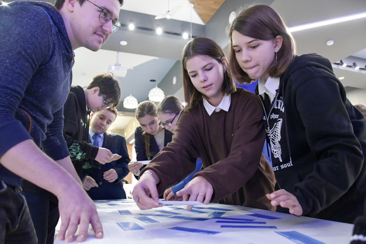 Для школьников Тверской области провели урок по безопасному поведению в соцсетях