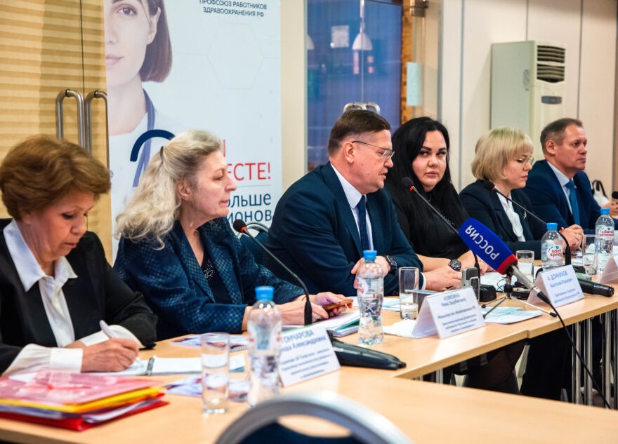 Система единая и прозрачная: к решению зарплатного вопроса медиков подключились профсоюзы