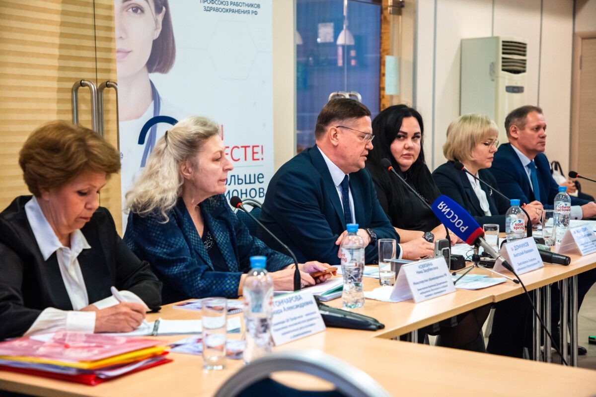 Система единая и прозрачная: к решению зарплатного вопроса медиков подключились профсоюзы