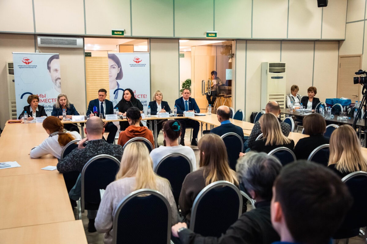 Система единая и прозрачная: к решению зарплатного вопроса медиков подключились профсоюзы