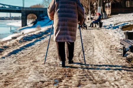 В Минздраве призвали пожилых людей не выходить из дома без надобности В Минздраве призвали пожилых людей не выходить из дома без надобности