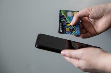 Житель Тверской области лишился денег, установив на телефон приложение для мошенников Житель Тверской области лишился денег, установив на телефон приложение для мошенников