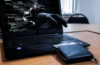 В Тверской области пенсионерка поверила "знакомой" и осталась без денег В Тверской области пенсионерка поверила "знакомой" и осталась без денег