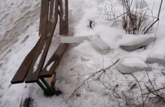 Глыбы льда с крыши проломили лавочку в Тверской области