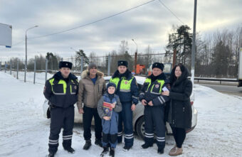 Дорожные полицейские навестили семью из Тверской области, которой оказывали помощь на пожаре
