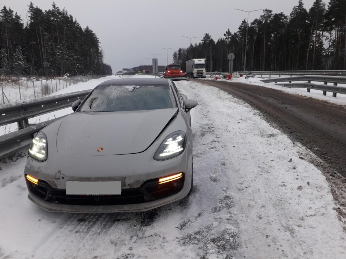 Водитель Porsche спровоцировал тройное ДТП на трассе в Тверской области