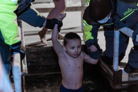 В Минздраве рассказали, кому категорически нельзя купаться в проруби в Крещение