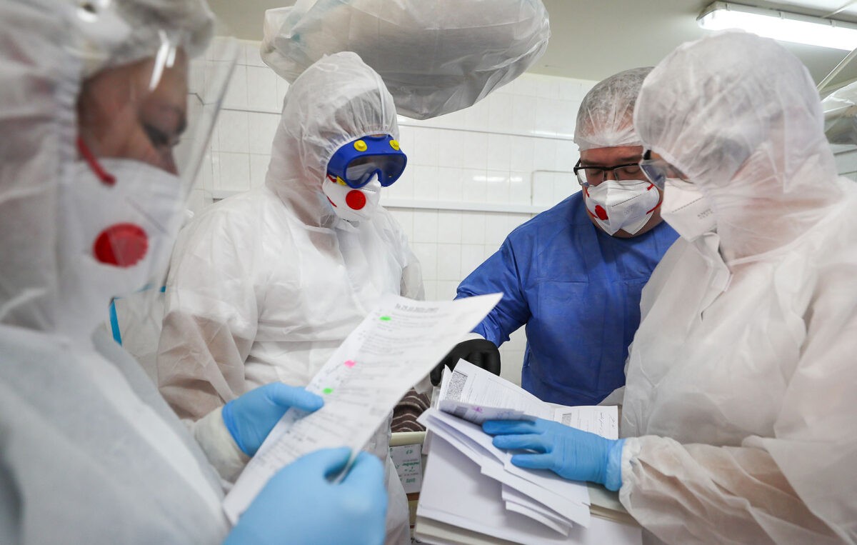 Эксперт рассказал, как повлияют новогодние праздники на грипп и ковид 