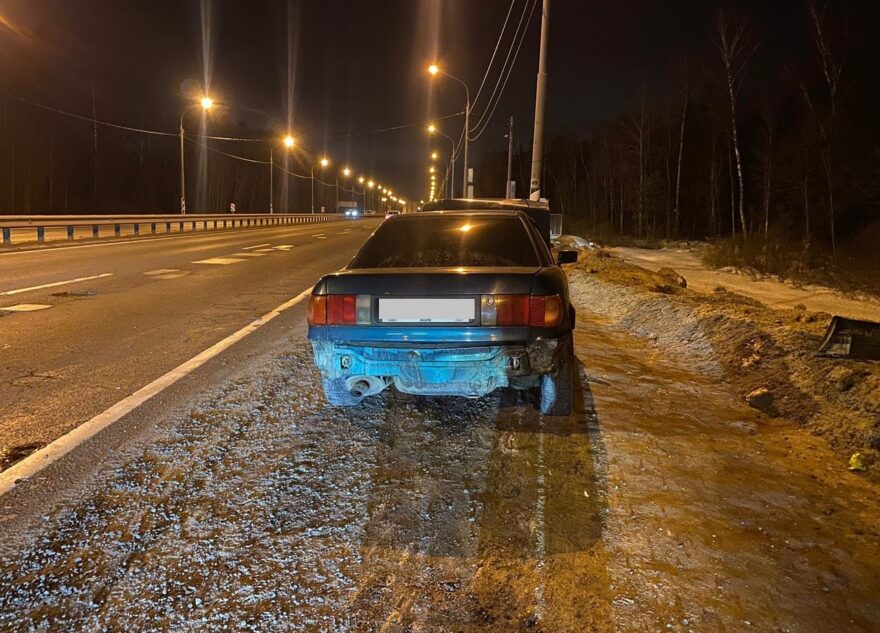 Уходил от столкновения: появились подробности наезда "Ауди" на отбойник в Тверской области