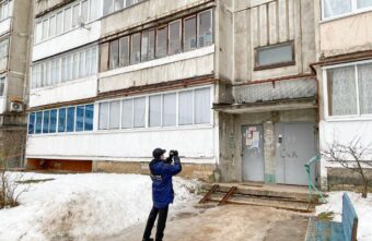 Двухлетняя девочка выпала из окна квартиры в Твери