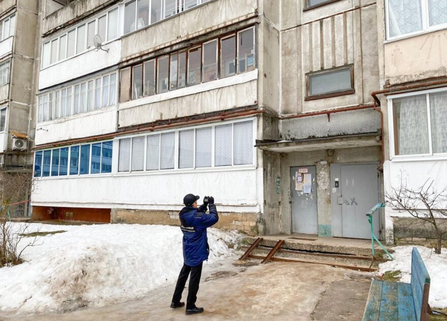 Двухлетняя девочка выпала из окна квартиры в Твери