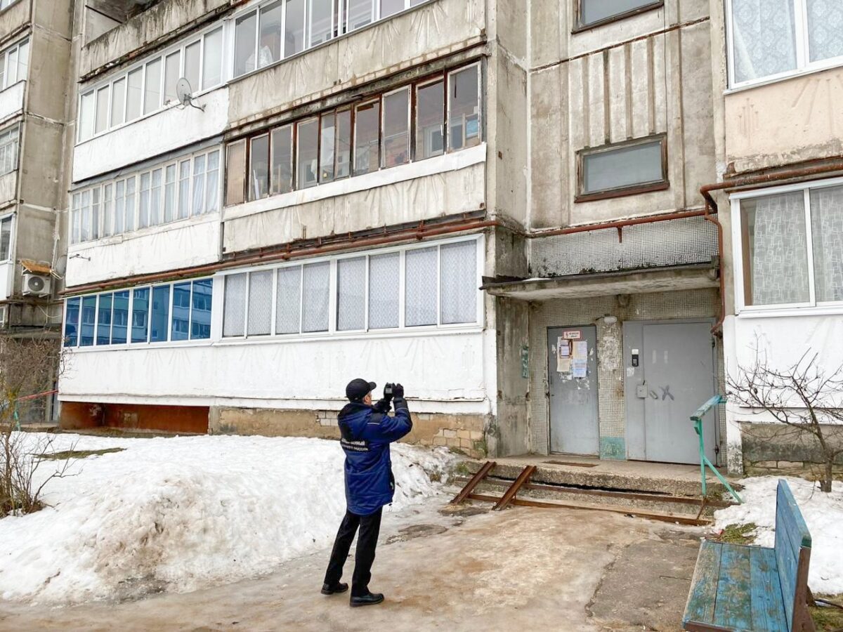 Двухлетняя девочка выпала из окна квартиры в Твери