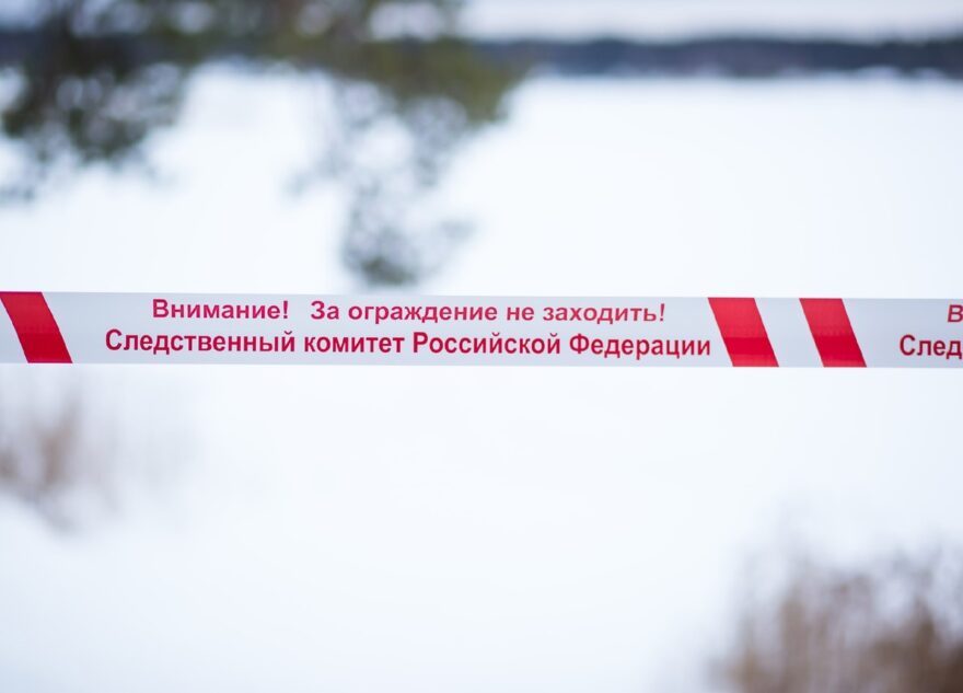 Следователи начали проверку после падения глыбы льда с крыши дома в Тверской области Следователи начали проверку после падения глыбы льда с крыши дома в Тверской области