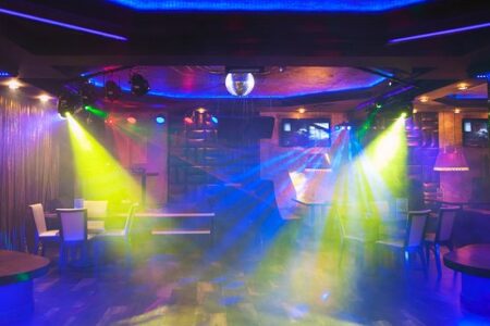 Сотрудница ночного клуба в Твери похитила телефон и карту у посетительницы