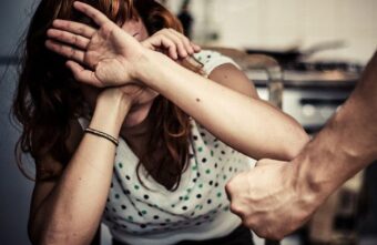 Осуждённый за убийство житель Тверской области нанёс побои бывшей жене Осуждённый за убийство житель Тверской области нанёс побои бывшей жене