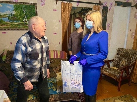 В Оленинском округе Тверской области с Новым годом поздравили ветерана войны