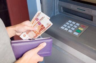 В Тверской области поймали пенсионерку, укравшую деньги в банкомате