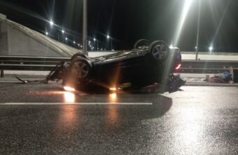 Мерседес перевернулся на мокрой дороге в Тверской области Мерседес перевернулся на мокрой дороге в Тверской области