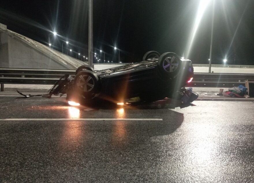 Мерседес перевернулся на мокрой дороге в Тверской области