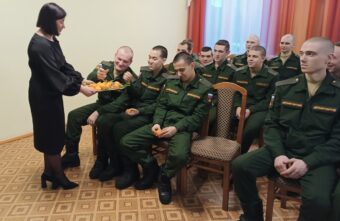 Военнослужащим из Тверской области рассказали про ёлочные игрушки