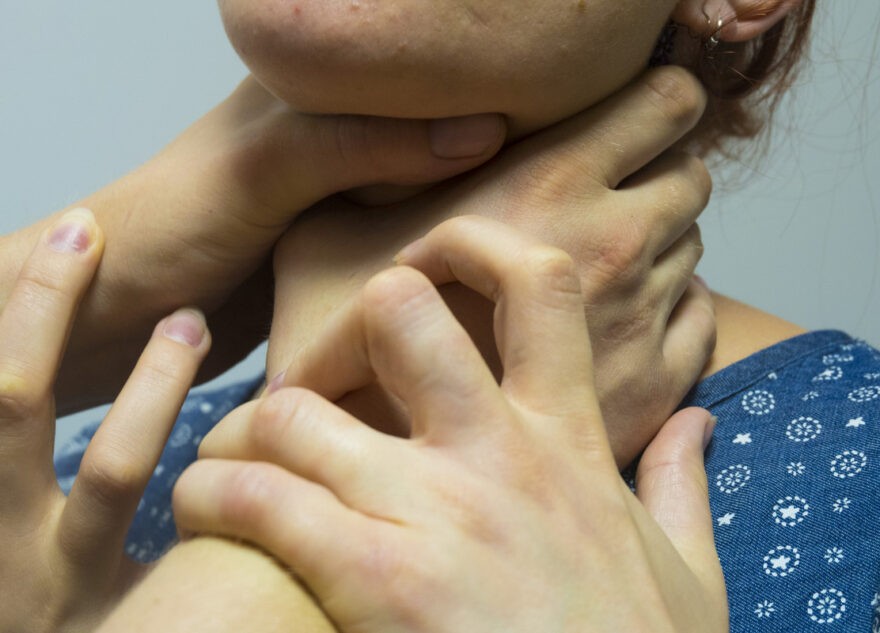 Неуравновешенный сожитель, пытавшийся задушить женщину в Тверской области, был задержан