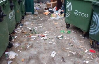 Жители дома в Твери жалуются на мусорный беспорядок Жители дома в Твери жалуются на мусорный беспорядок